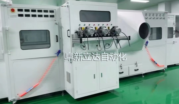 自動(dòng)噴金機(jī)是電容器生產(chǎn)中的關(guān)鍵設(shè)備，規(guī)格有三槍，雙面四槍、六槍、八槍，可按客戶需求定制，阜新立達(dá)自動(dòng)化裝備有限公司